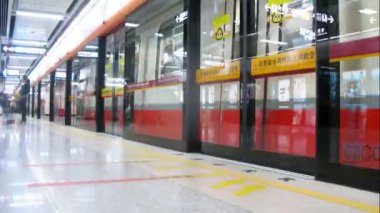 cam kapı metro tren önce kapalı
