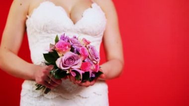 Beyaz elbiseli tutarak gül buketi gelin