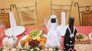 masa meyve ve eti snack, şampanya ve çiçekler