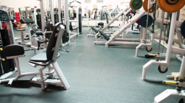 birçok simülatörleri büyük spor salonu