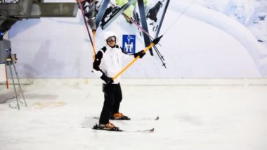 SAP üzerinde oturan kayakçı sporcu spor merkezinde bir tepe gider.