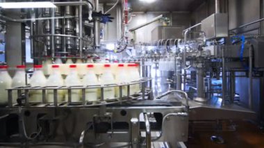 şişe yıkanır, kurutulur, süt ile dolu ve fabrika konveyör Kapaklar kapatın