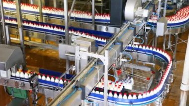 şişe süt fabrikası'nda bir, sonra birçok sırada uzun konveyör ilk hareketi