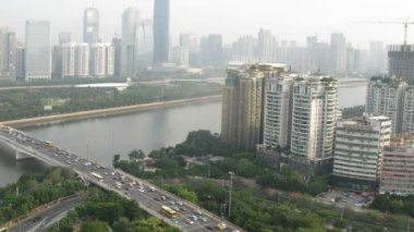 nehir köprüsü arkasında tersidir zhujiang yeni şehir ayakları