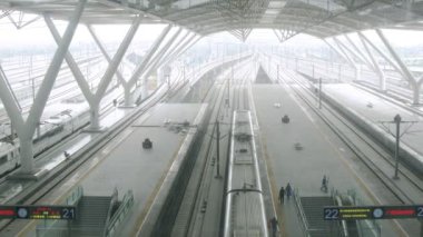 İnsanlar Güney istasyonu tren demiryolu platformu üzerinde gider.
