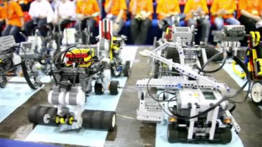 pek çok çocuk arka masada birçok farklı oy robot stand