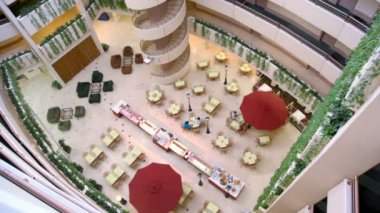 Yükseklik artış binanın birinci katında kafe tablolarda birkaç kişi oturup