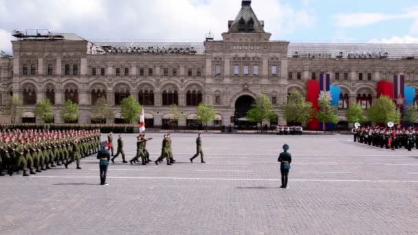 As fileiras militares marcham com armas na Praça Vermelha no Desfile da Vitória — Vídeo de Stock