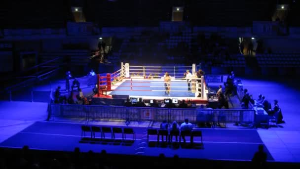 La lucha de los boxeadores pasa a las series mundiales del boxeo entre los comandos del club en el palacio deportivo Krylatskoe — Vídeos de Stock