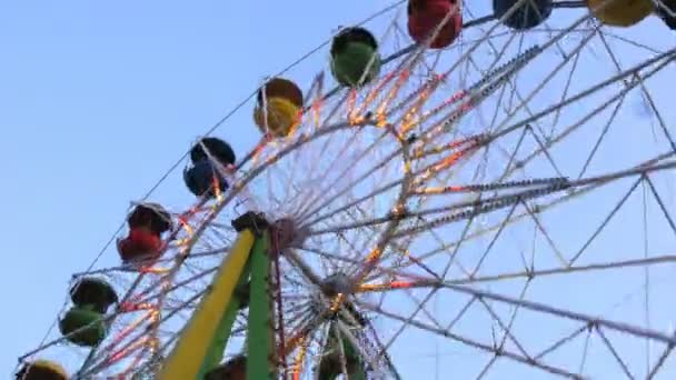 Observation wheel works in evening in park closeup — Stock Video