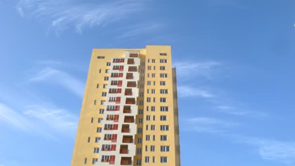 Techo cielo azul edificio de gran altura de color amarillo — Vídeo de stock