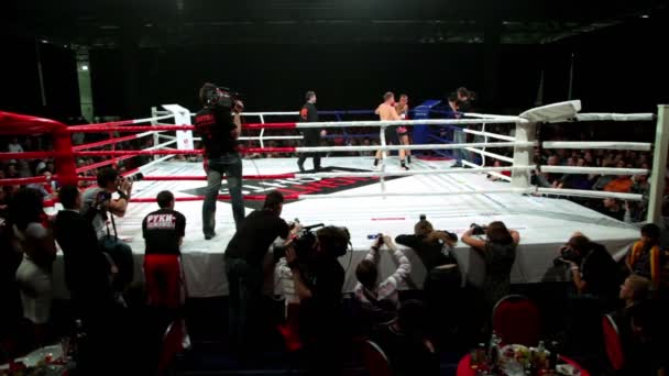 Dois desportistas lutam no ringue de boxe na Batalha de Moscou 3 — Vídeo de Stock