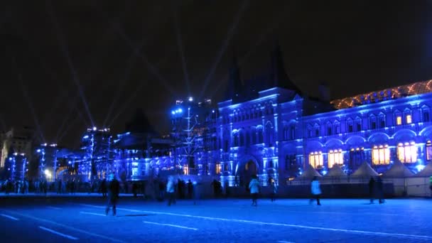 Folk går på Röda torget nära tuggummi på första internationella festival cirkel av ljus — Stockvideo