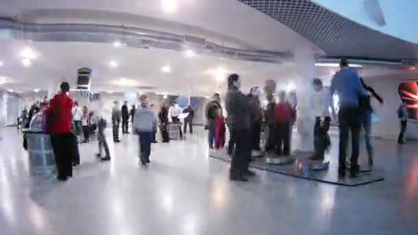 Los visitantes examinan las exhibiciones del planetario de Moscú — Vídeos de Stock