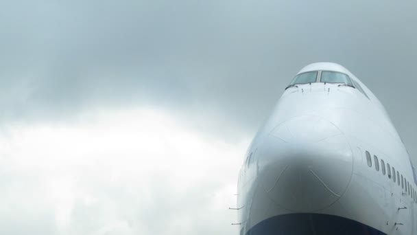 Vliegtuig neus is zichtbaar tegen hemel dicht omhoog — Stockvideo