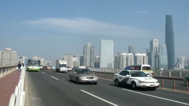 Menschen und Autos bewegen sich bei sonnigem Wetter auf Guangzhou-Brücke — Stockvideo