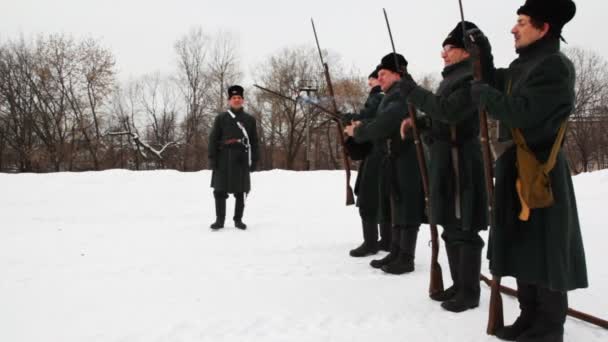 Tisztviselő ad parancsot, és a katonák lőni hosszú guns, a történelmi rekonstrukció — Stock videók