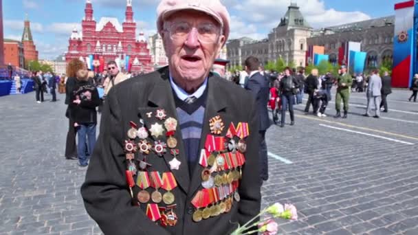 O veterano Andrey Mehailovich fala sobre a guerra no fundo do muro do Kremlin — Vídeo de Stock