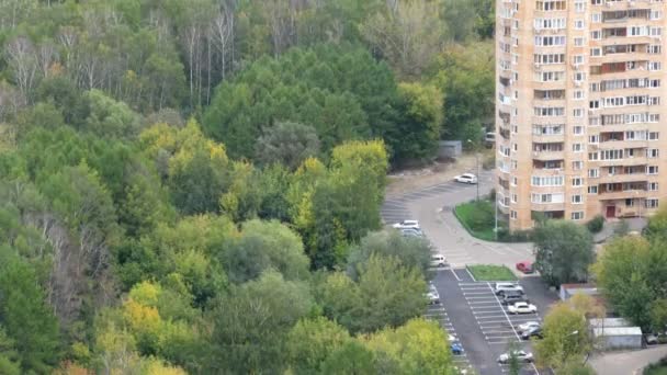 Edifícios municipais com lugares de estacionamento estão perto de madeira — Vídeo de Stock