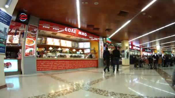 Köpare besök mat i shopping center Europeiska — Stockvideo