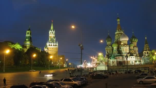 Вечером люди прогуливаются возле собора Василия Блаженного — стоковое видео