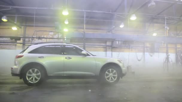 El jeep del coche lava en el lavado del coche en par del agua caliente — Vídeo de stock