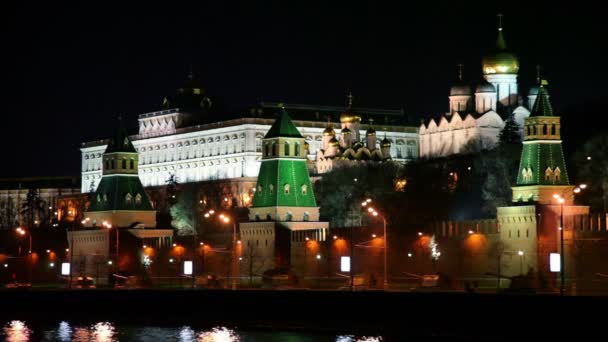 Tanks motorcade ride by quay of Moscow Kremlin — Stock Video