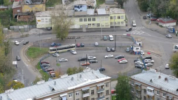 Stary tramwaj stoi stary dom i parking — Wideo stockowe