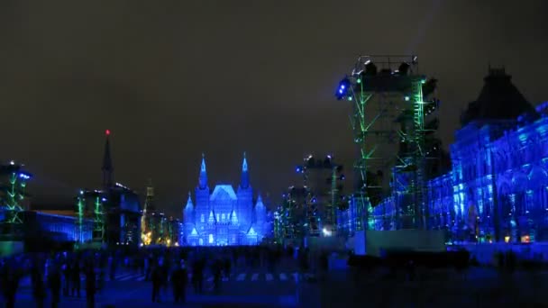 Les gens marchent sur la Place Rouge devant le musée historique lors du premier festival international CIRCLE OF LIGHT — Video