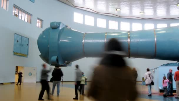 Groep toeristen onderzoekt centrifuge bij de opbouw van hydrolaboratory van de sterren stad — Stockvideo