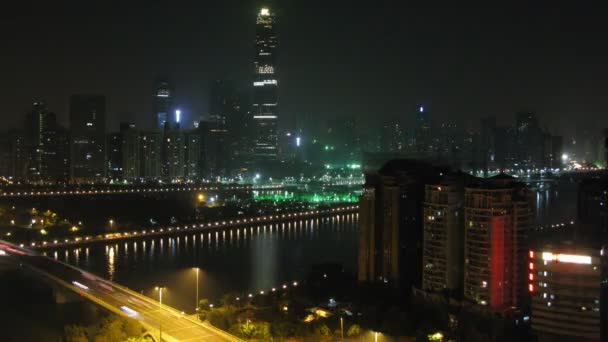Coches ir a un lado Zhujiang Nueva Ciudad a través del puente de Guangzhou — Vídeos de Stock