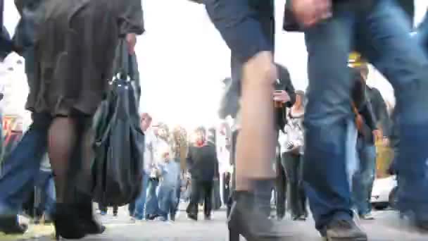 Multidão de pessoas vai na travessia de pedestres de tarde em Sokolniki — Vídeo de Stock