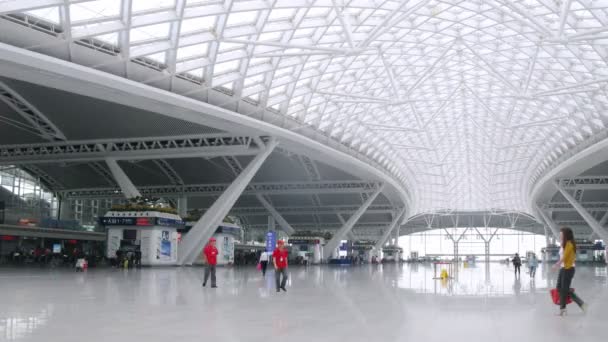 Passagiers invoeren en sluit af met bagage op zuidelijke station — Stockvideo