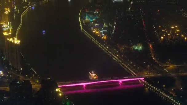 La ciudad nocturna y el río Pearl son visibles desde el mirador Torre de TV Cantón — Vídeos de Stock