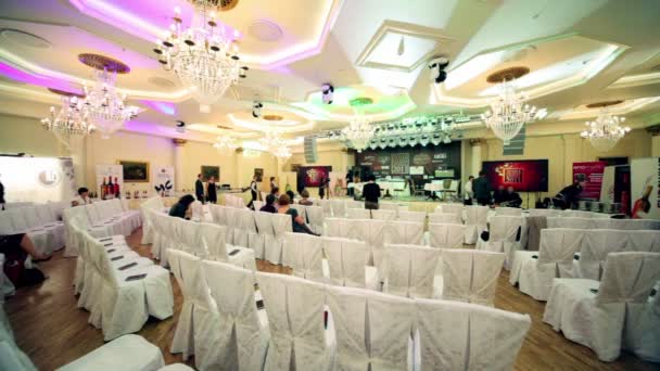 Several people sit in conference hall at Wine People Trophy Russia 2011 — Stock Video