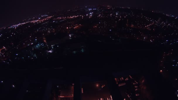 Автостоянка с мигающими фонарями на фоне моста — стоковое видео