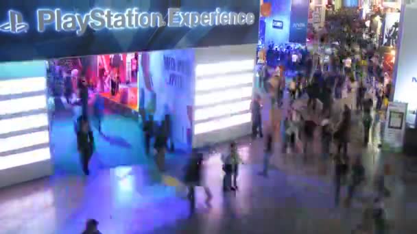 La gente cammina nel padiglione di SONY ad una mostra di Igromir nel centro commerciale — Video Stock