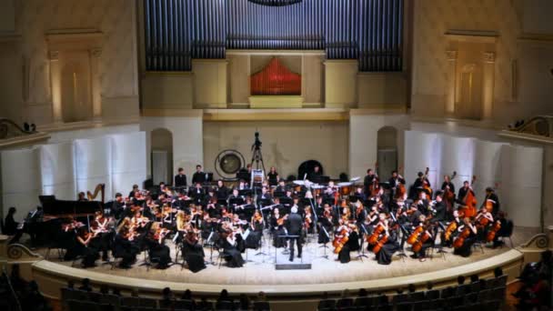 Dirigent en symfonisch orkest van Moskou staatsconservatorium vernoemd naar p. tchaikovsky — Stockvideo