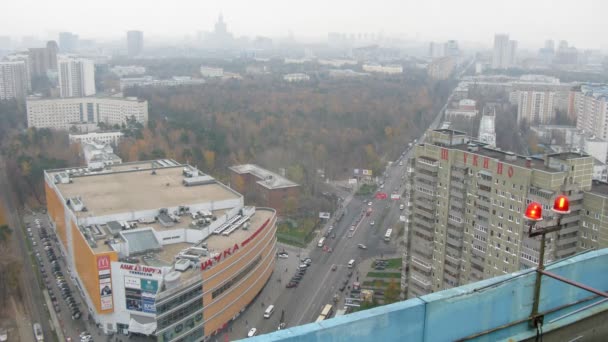 Obchodní centrum schuka stojí obklopen dvěma silnice s přechodem do carson — Stock video