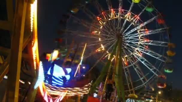 Observation wheel works in evening in park — Stock Video