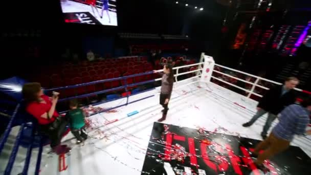 3 モスクワの戦いの後のボクシングのリングの人々 — ストック動画