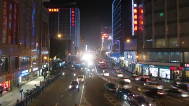 Mensen en auto's bewegen langs op straat nacht stad — Stockvideo