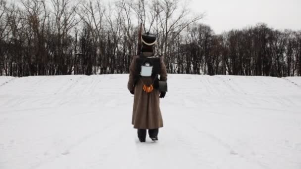 Soldado del ejército ruso del siglo XIX sale marchando nevado campo de invierno — Vídeos de Stock