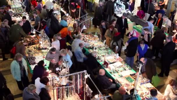 Muchas personas caminan en el mercado de bijouterie en VVC — Vídeos de Stock