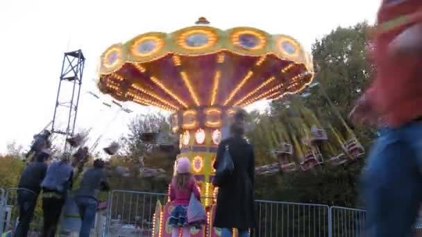 People ride on chairoplane in afternoon in park Sokolniki — Stock Video