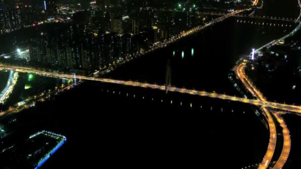 Auto andare sul ponte di Liede di notte - panorama della città in cima — Video Stock