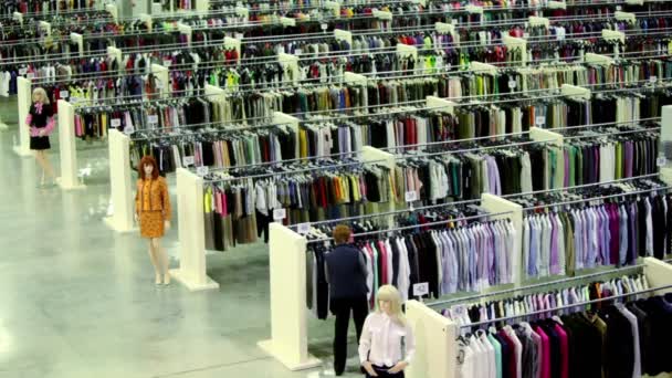 Kund titta varor inom kläder butik med skyltdockor — Stockvideo