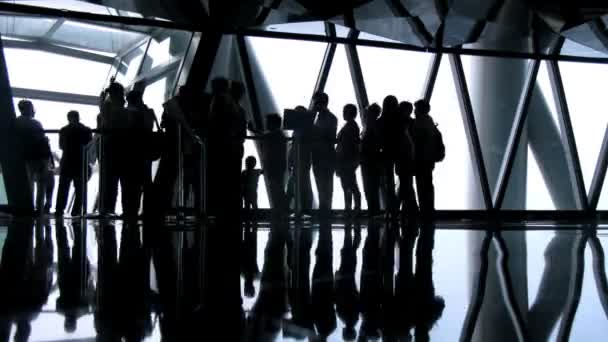 Fotografía de turistas dentro de Sightseeing TV Tower Canton — Vídeo de stock