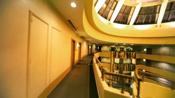 Scala al livello superiore di un edificio a più piani con tetto trasparente — Video Stock