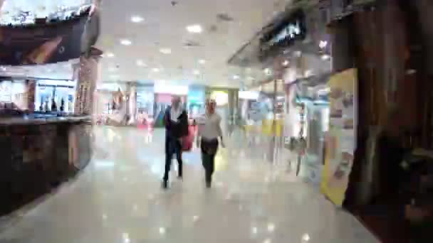 Покупатели посещают магазины в торговом центре European — стоковое видео
